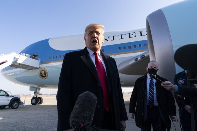 Tổng thống Donald Trump trò chuyện với phóng viên khi chuẩn bị lên chuyên cơ tới Texas hôm 12/1. Ảnh: AP.