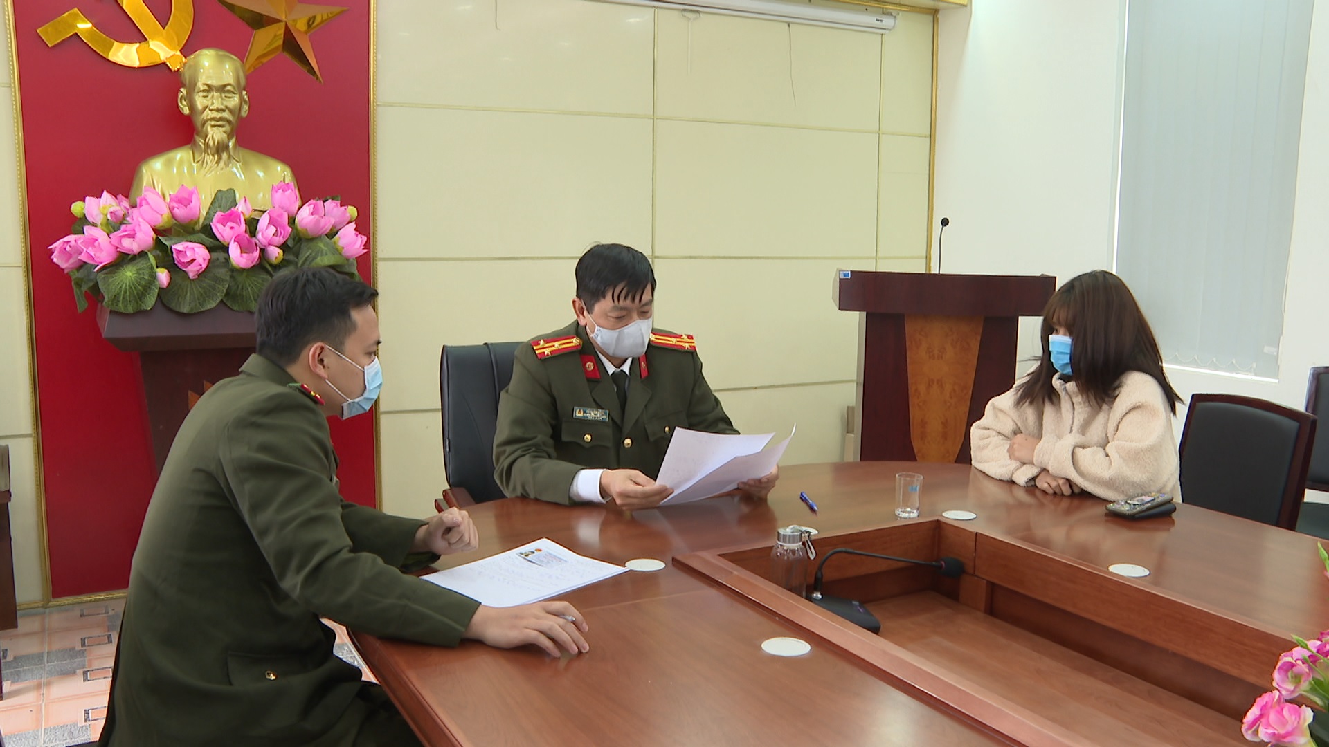 Các đối tượng xuât, nhập cảnh trái phép trình diện tại cơ quan Công an huyện Tiên Yên