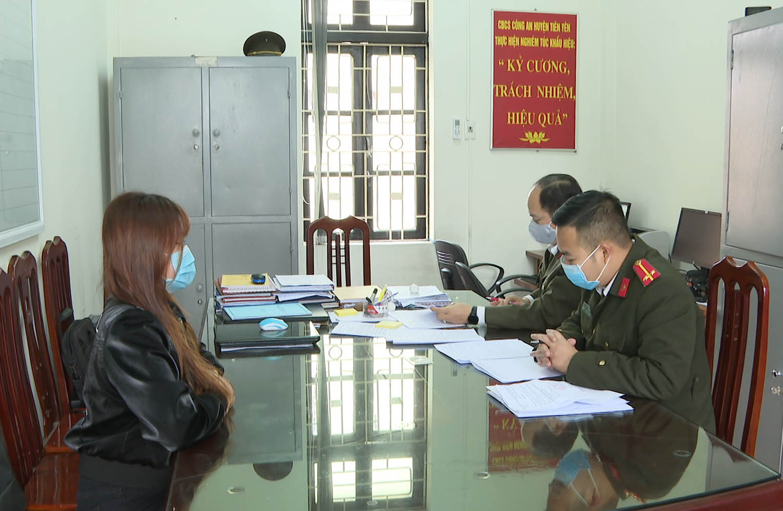 Công an huyện Tiên Yên lấy lời khai của đối tượng Chìu Thị Xuân, thôn Cống To, xã Tiên Lãng, huyện Tiên Yên