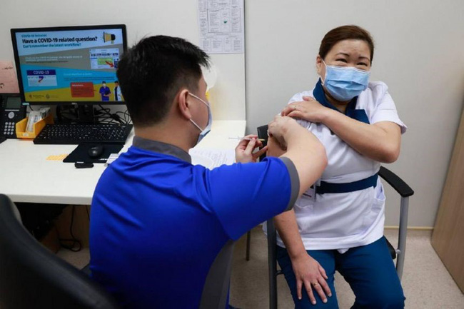 Tiêm vaccine ở Trung tâm Điều trị ban ngày tại NCID, Singapore (Ảnh: Straits Times)