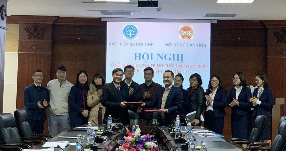 Lãnh đạo BHXH tỉnh và HND tỉnh ký kết chương trình phối hợp năm 2021.