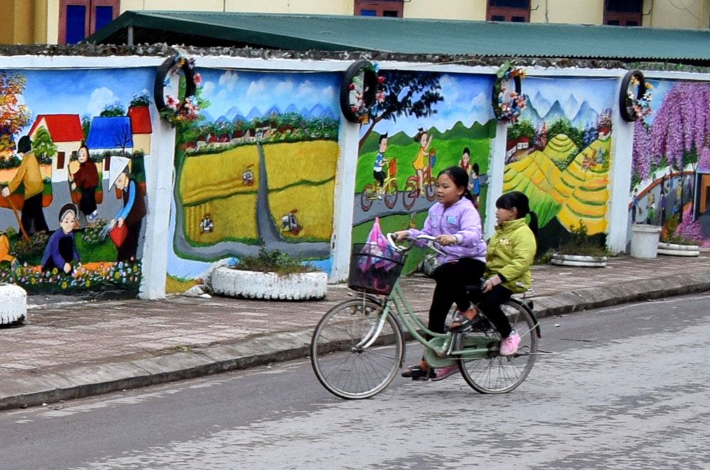 Tranh tường tại tuyến đường thôn Làng Nhội có sự tham gia tích cực của các hội viên Chi hội VHNT xã Đông Hải