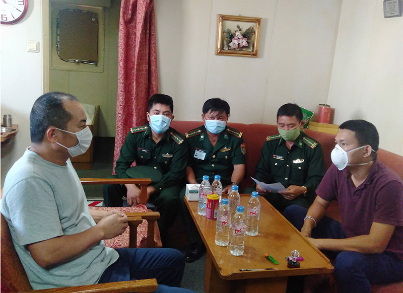 Bộ đội Biên phòng Bình Định tuyên truyền cho các thuyền viên của tàu hàng từ Trung Quốc cập cảng Quy Nhơn. Ảnh: VGP/Minh Trang