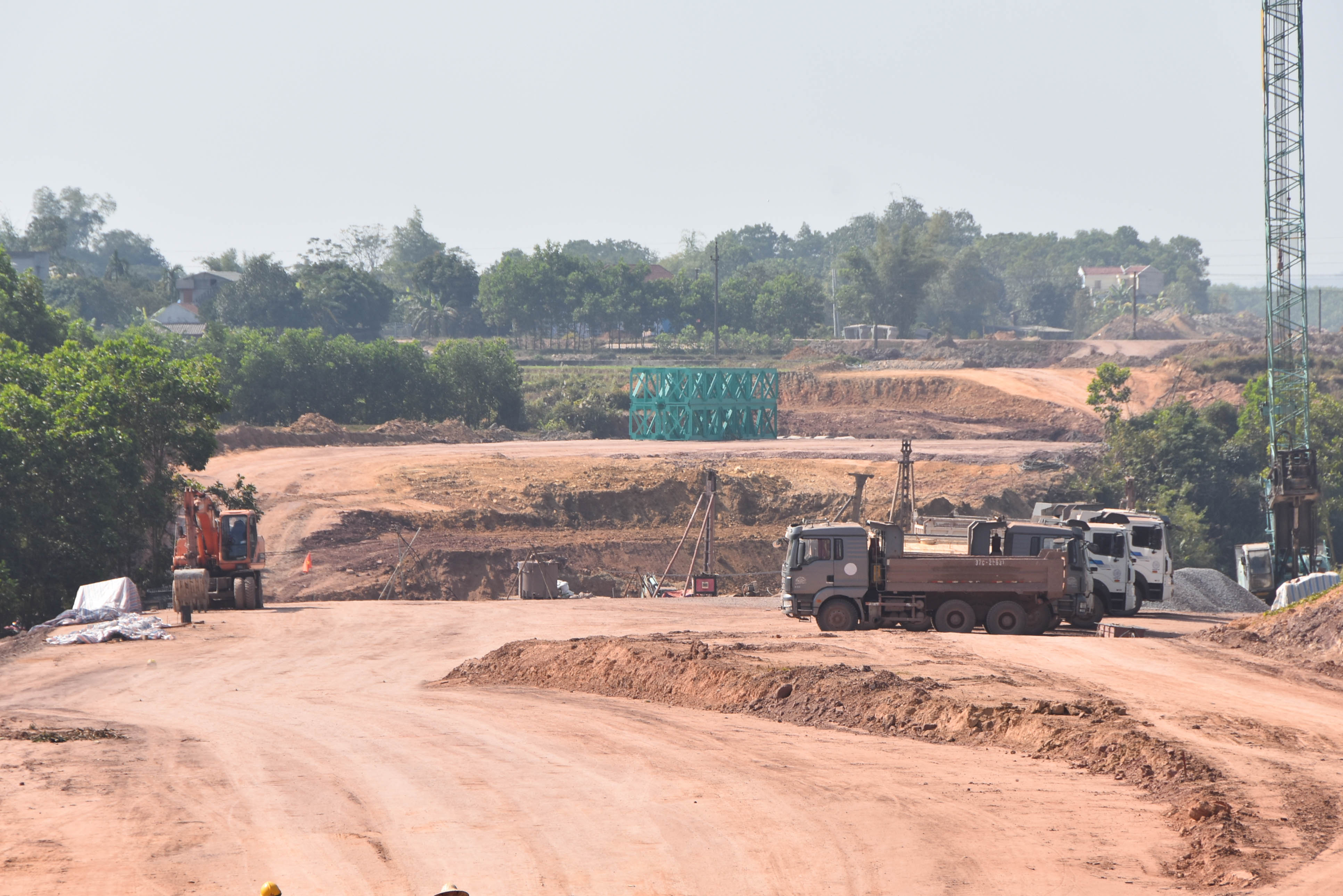 Quang cảnh thi công tuyến đường cao tốc Vân Đồn - Móng Cái sau điều chỉnh đoạn qua địa bàn huyện Đầm Hà.