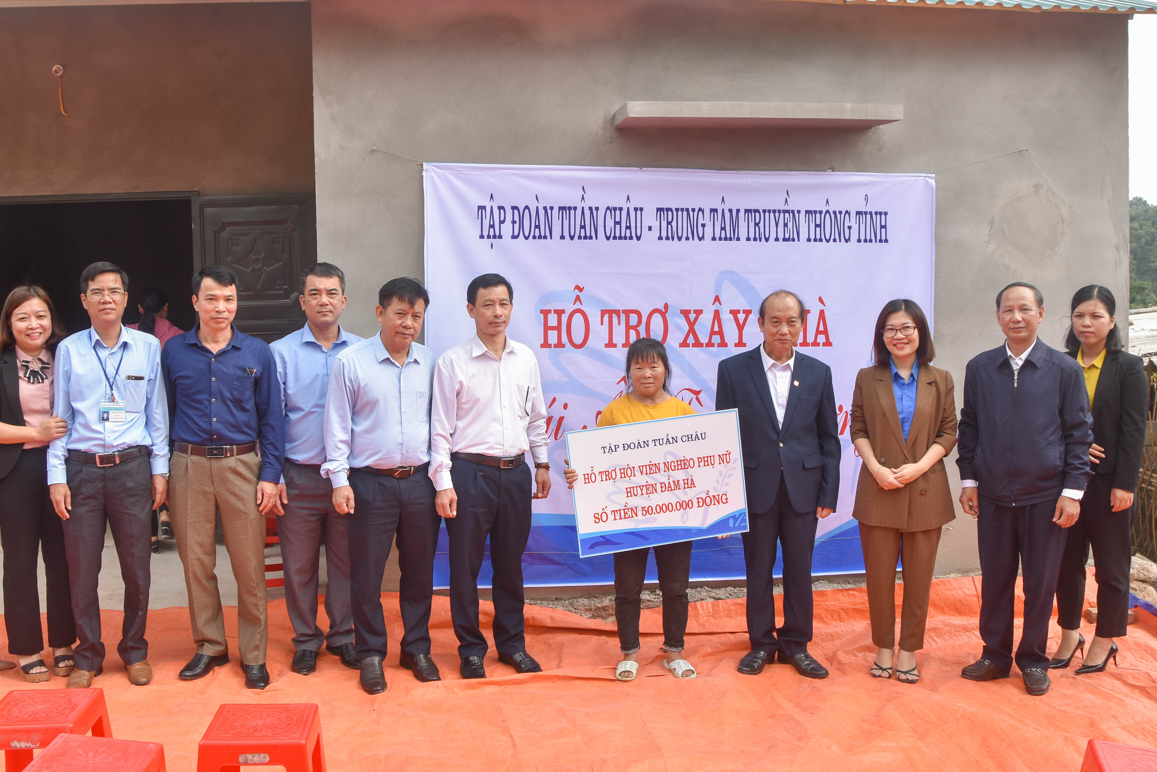 Lãnh đạo Trung tâm Truyền thông tỉnh Quảng Ninh và Tập đoàn Tuần Châu trao kinh phí cho hộ nghèo tại xã Quảng An, huyện Đầm Hà (tháng 11/2020).