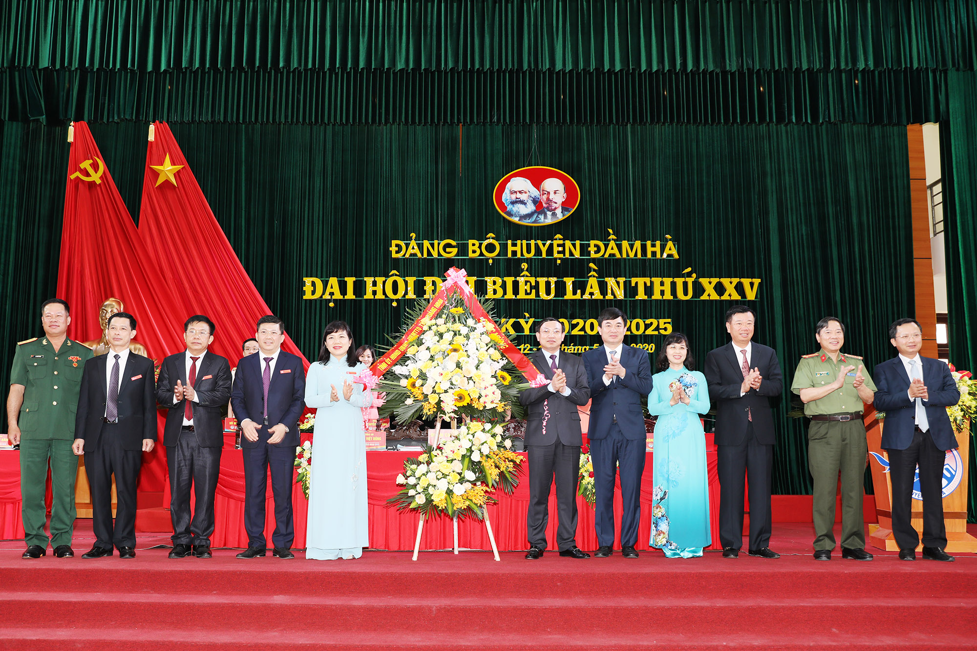 Các đồng chí lãnh đạo tỉnh tặng hoa chúc mừng Đại hội Đảng bộ huyện Đầm Hà lần thứ XXV, nhiệm kỳ 2020-2025. Ảnh: Đỗ Phương 