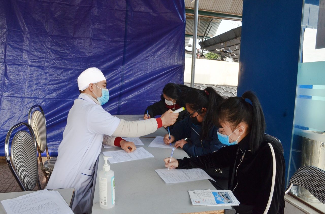 Sàng lọc y tế tại Trung tâm Y tế TX Quảng Yên.
