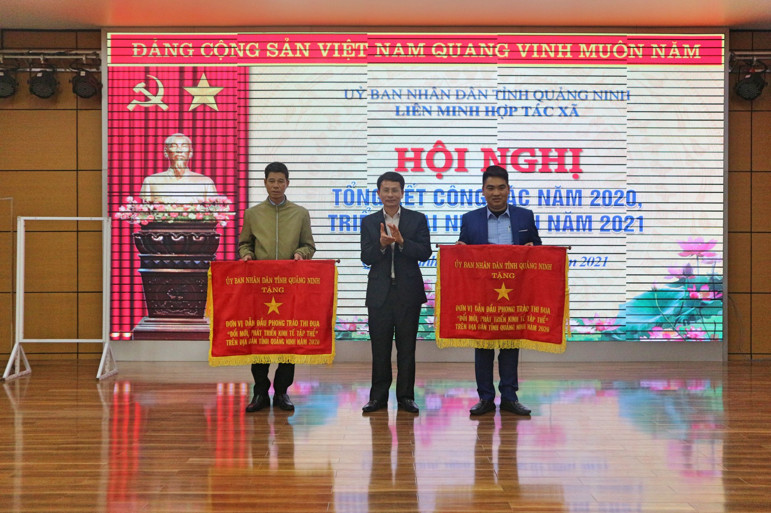 Hai HTX ở TX Đông Triều và huyện Tiên Yên đón nhận Cờ thi đua của UBND tỉnh