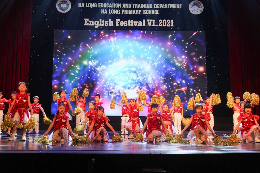 Tiết mục Nhảy hiện đại của các em học sinh khối 1, trường Tiểu học Hạ Long.