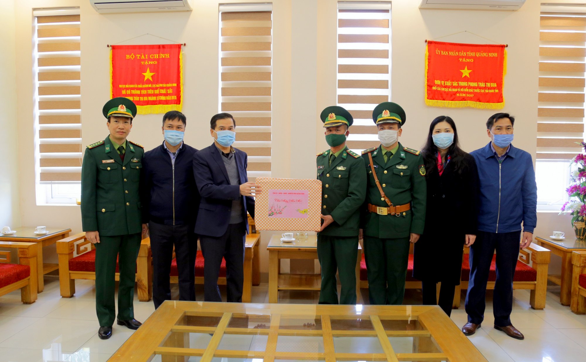 Phó Chủ tịch UBND tỉnh Bùi Văn Khắng tặng quà Tết cho CBCS các lực lượng làm nhiệm vụ tại Cửa Khẩu Hoành Mô (xã Hoành Mô, huyện Bình Liêu).