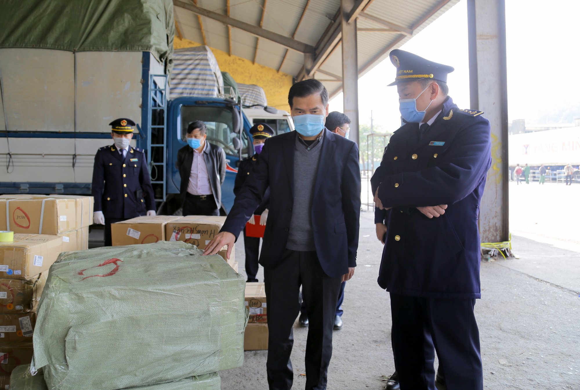 Phó Chủ tịch UBND tỉnh Bùi Văn Khắng kiểm tra hoạt động xuất nhập khẩu hàng hoá tại Cửa khẩu Bắc Phong Sinh.