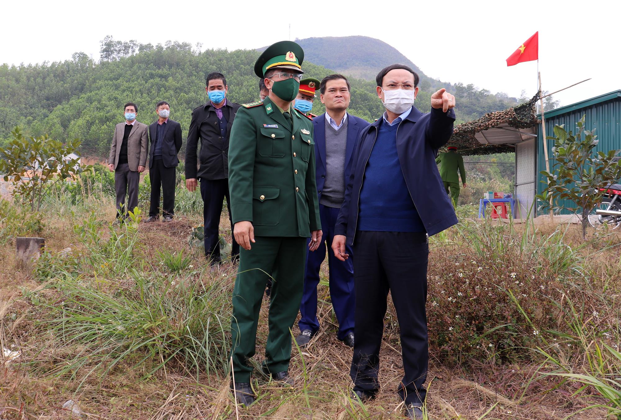 Đồng chí Bí thư Tỉnh ủy kiểm tra tại địa phận biên giới mốc 1364 (2)+500 thuộc xã Bắc Sơn (TP Móng Cái) 