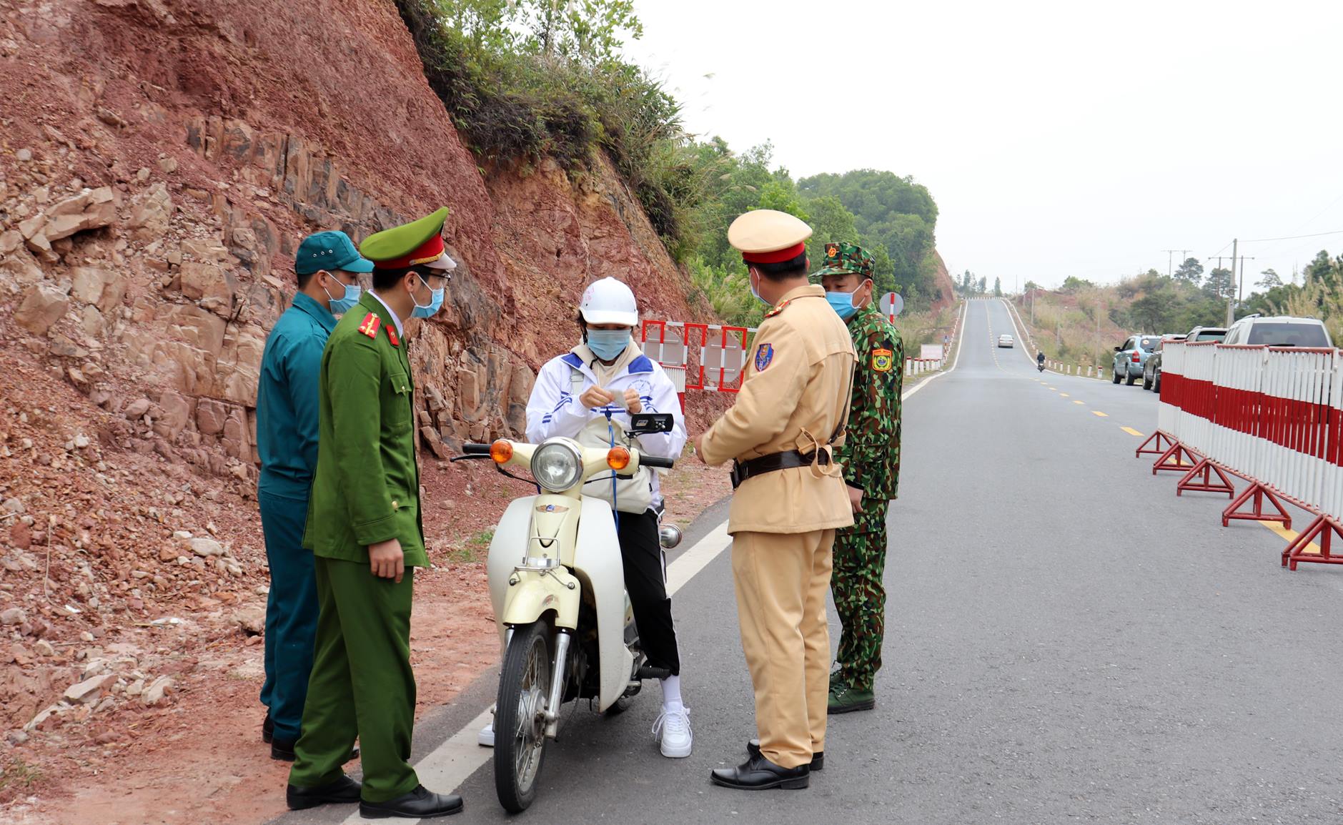 Cán bộ chiến sĩ lực lượng chức năng duy trì trực 24/24 tại các chốt chặn dọc tuyến biên giới trên địa bàn TP Móng Cái.