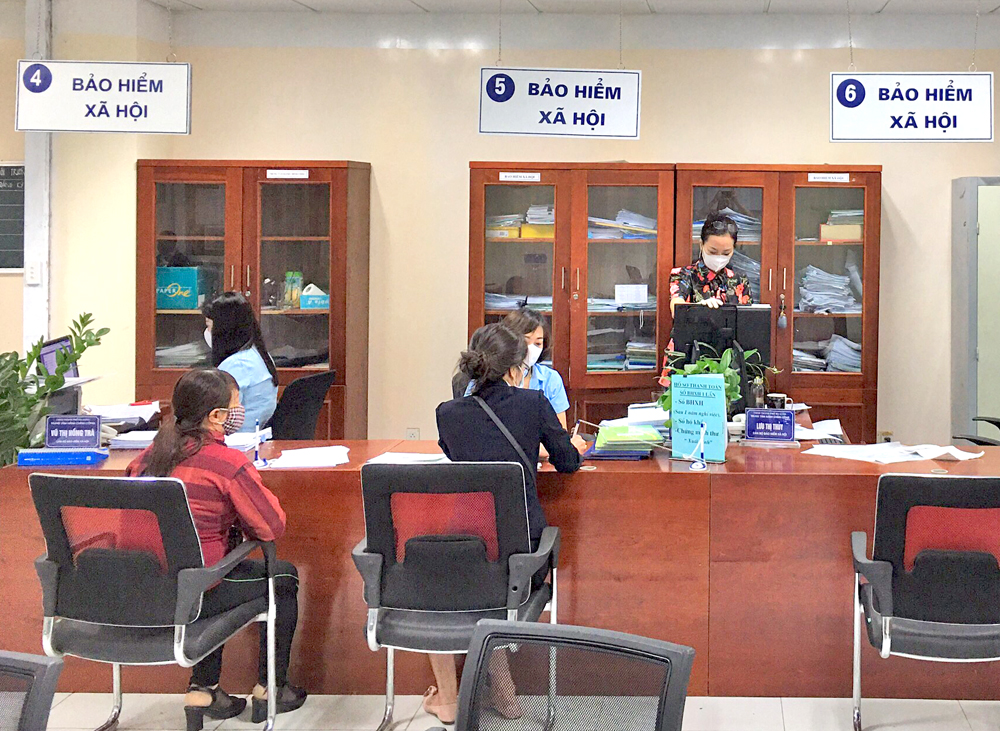 Người dân đến làm thủ tục BHXH, BHYT tại Trung tâm Hành chính công TP Hạ Long.