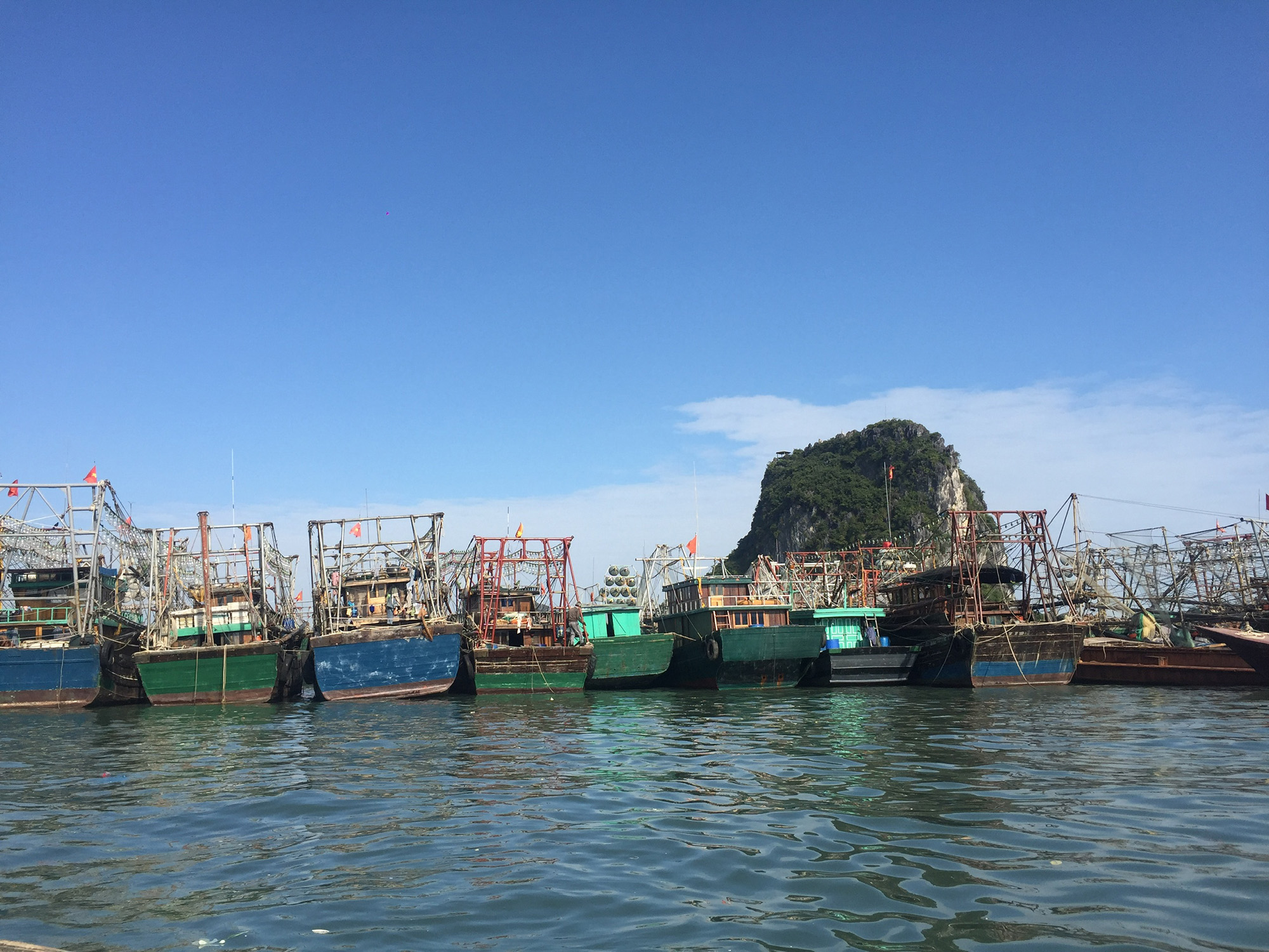 Những tàu cá neo san sát nhau tại cảng Cái Rồng (huyện Vân Đồn), chuẩn bị vươn khơi vụ biển cuối năm nguyên đán.