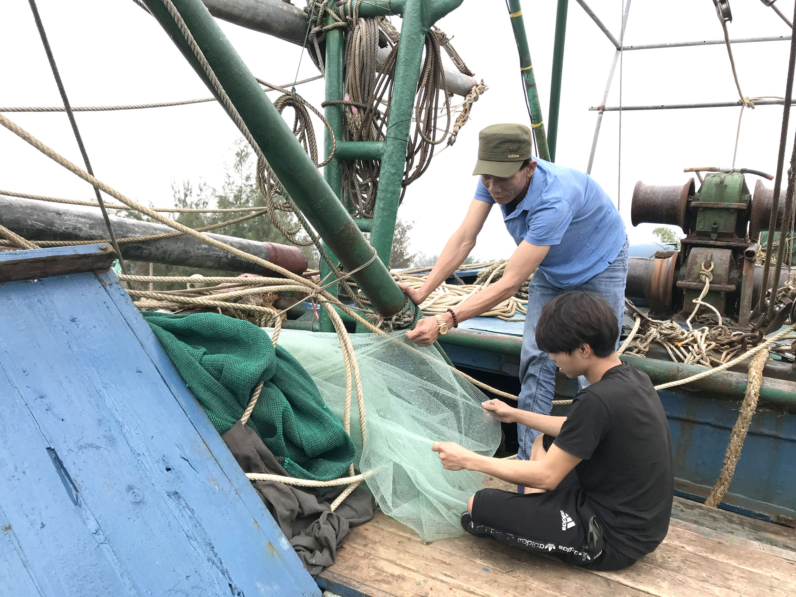 Ngư dân xã Hạ Long (huyện Vân Đồn) kiểm tra lưới, chuẩn bị ra khơi.
