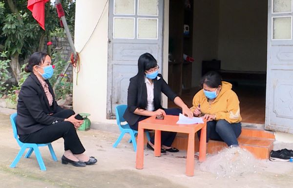 Cán bộ phường Phương Nam (TP Uông Bí) hướng dẫn người dân thuộc diện hộ nghèo làm đơn hưởng hỗ trợ do bị ảnh hưởng của dịch Covid-19. 