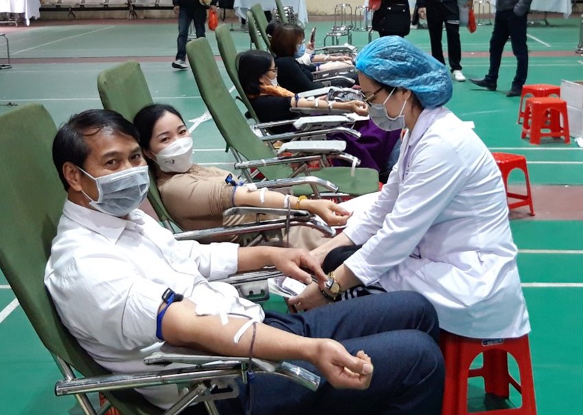 Cán bộ, công chức, viên chức và người dân tham gia hiến máu tình nguyện.