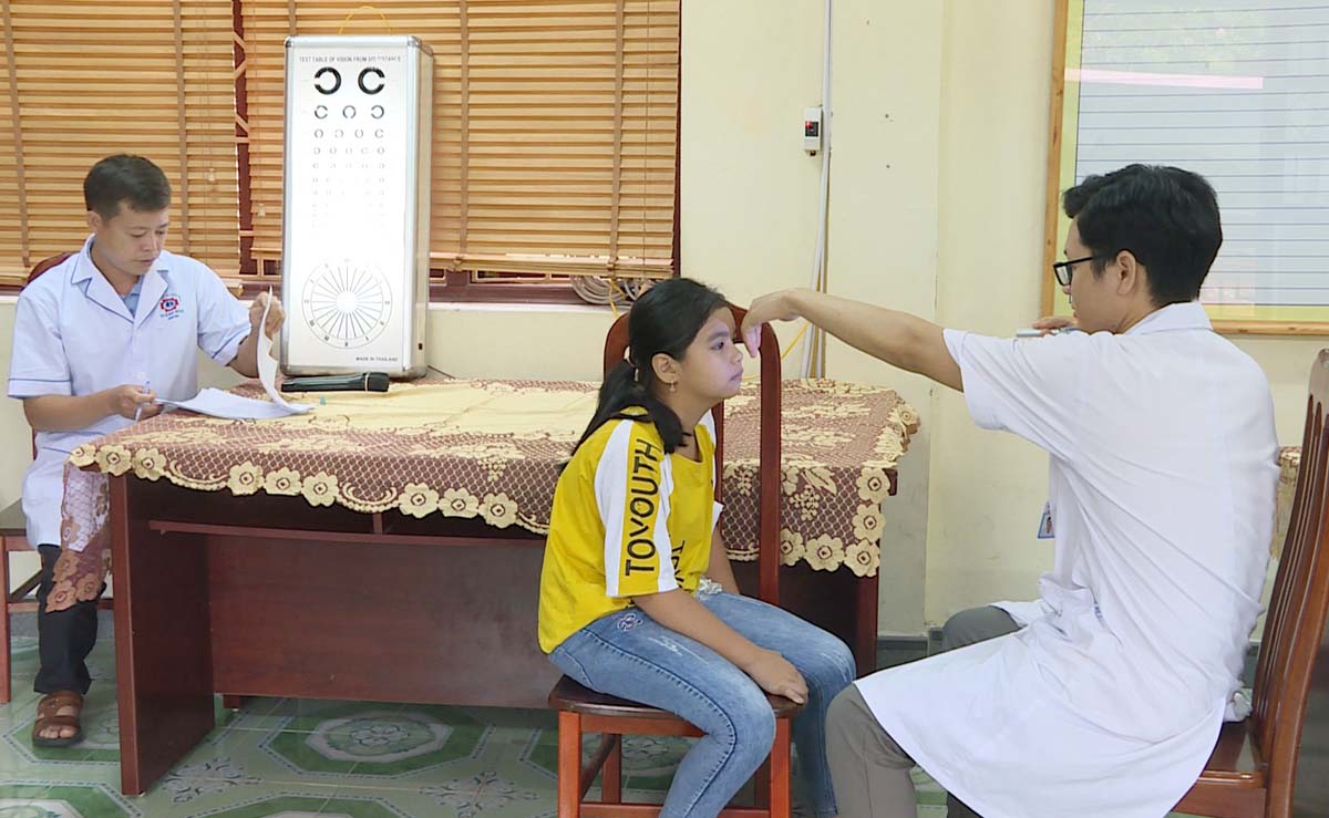 Các bác sĩ tình nguyện khám sàng lọc về mắt cho trẻ em xã Sơn Dương (TP Hạ Long).