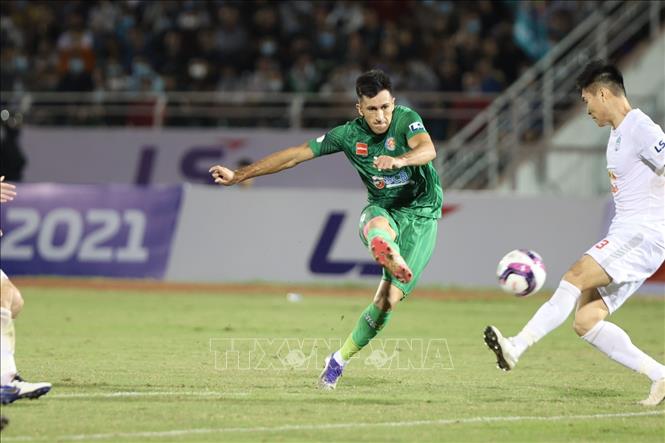 Chú thích ảnh Pha dứt điểm mở tỉ số của Đỗ Merlo (áo xanh) đã đem về chiến thắng cho Sài Gòn FC. Ảnh: Thanh Vũ/TTXVN
