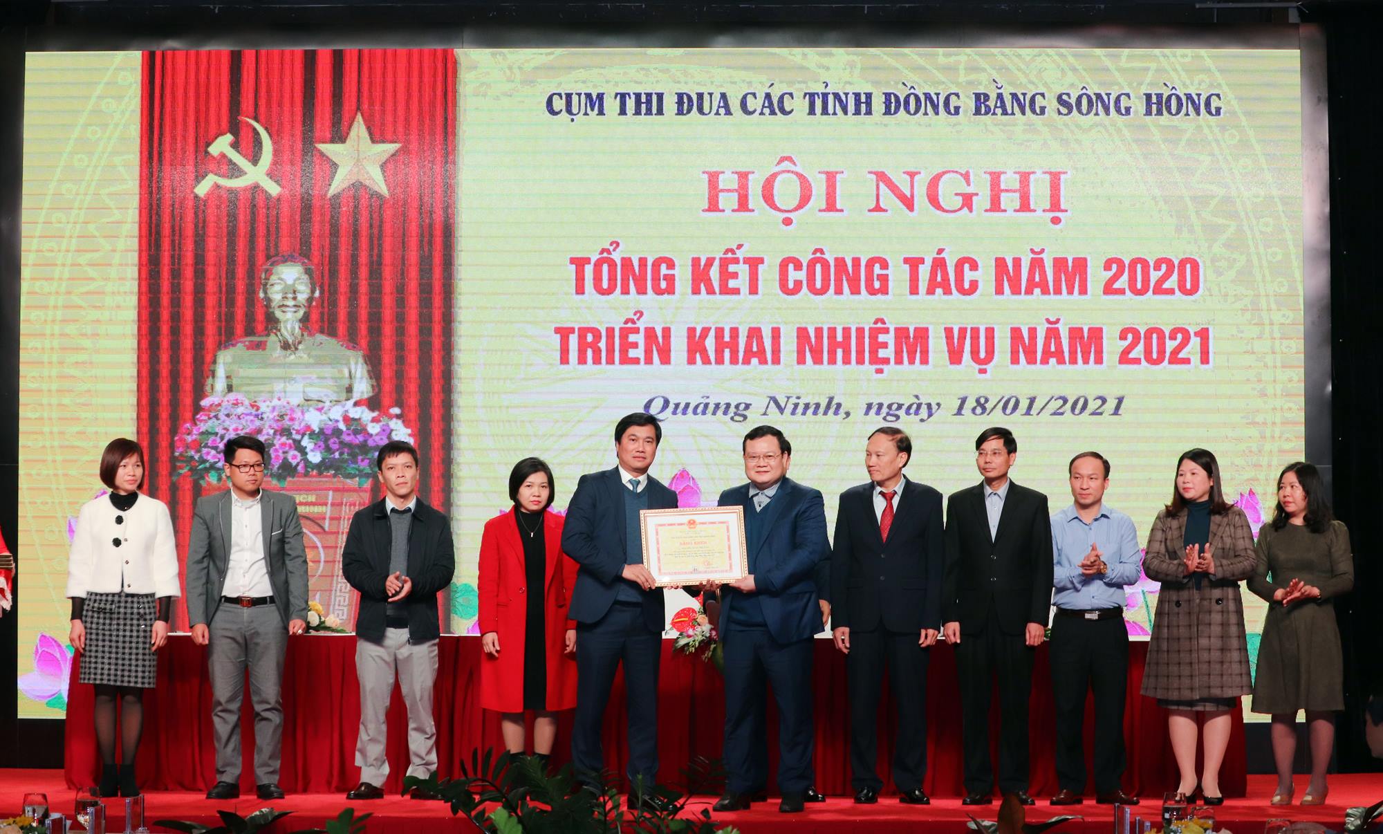 Đồng chí Nguyễn Tường Văn, Chủ tịch UBND tỉnh trao tăng Bằng khen 