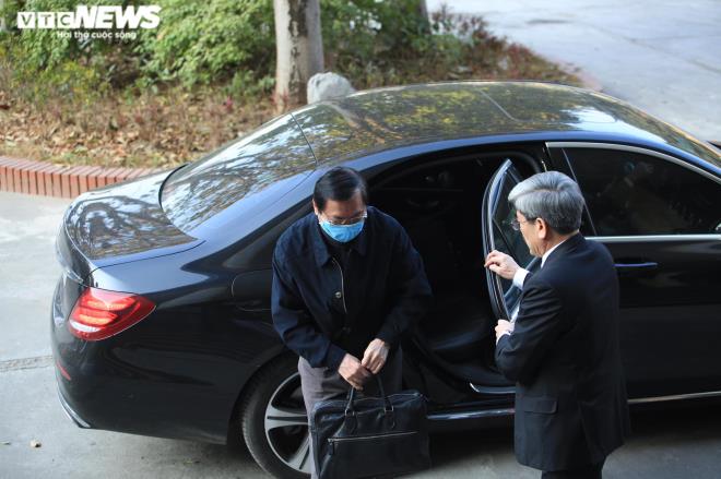 Luật sư Nguyễn Huy Thiệp cho biết chiếc Mercedes là của ông. Ông cho cựu Bộ trưởng Vũ Huy Hoàng đi nhờ xe đến toà.