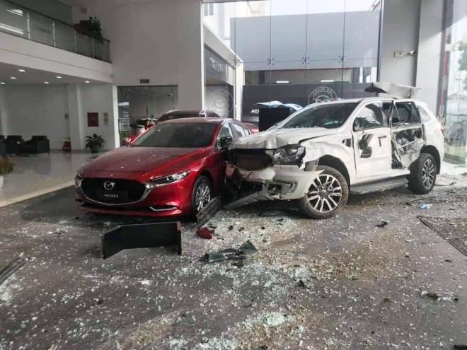 Chiếc xe màu trắng do người phụ nữ cầm lái chỉ dừng lại sau khi tông trúng ô tô đang trưng bày tại showroom.