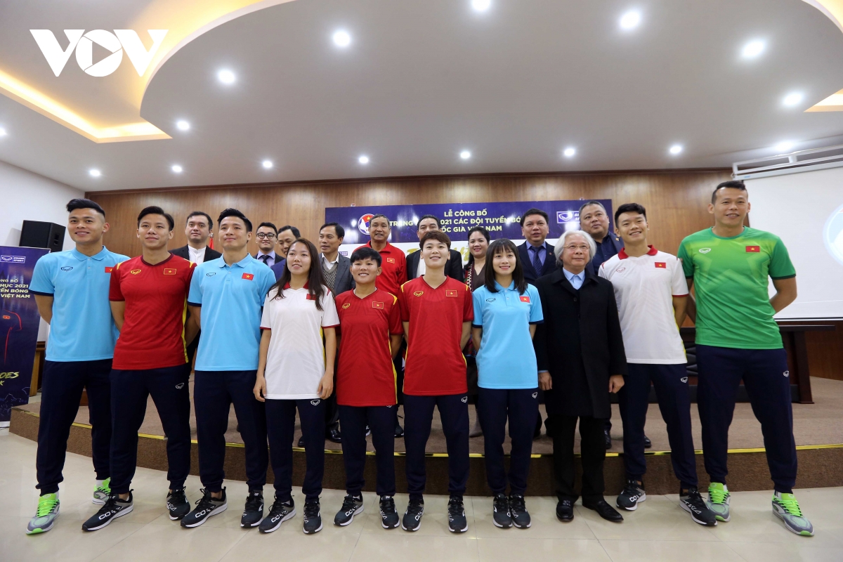 Các cầu thủ của ĐT nam Việt Nam và ĐT nữ Việt Nam trong trang phục thi đấu mới năm 2021. (Ảnh: Vy Vũ).