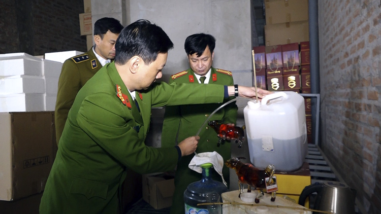 Chú thích ảnh Lực lượng chức năng kiểm tra cơ sở sản xuất rượu giả nhãn mác nước ngoài ở Hà Nội