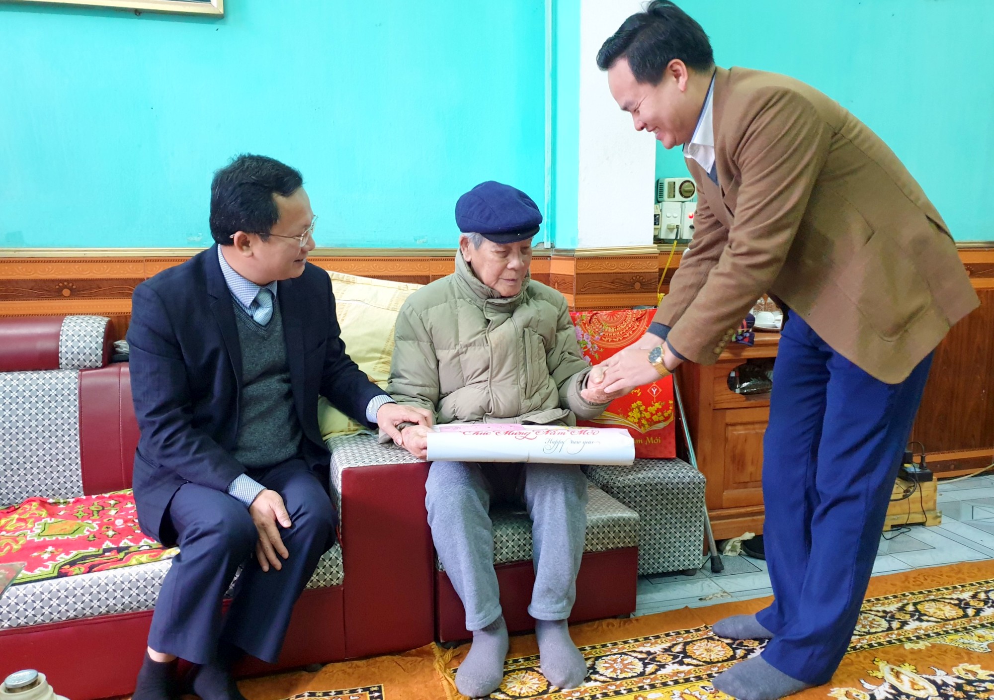 Đồng chí Phó Chủ tịch Thường trực UBND tỉnh cùng lãnh đạo huyện Vân Đồn tặng quà Tết cho Thương binh hạng 2/4 Lưu Huyền Thanh, tại thị trấn Cái Rồng.