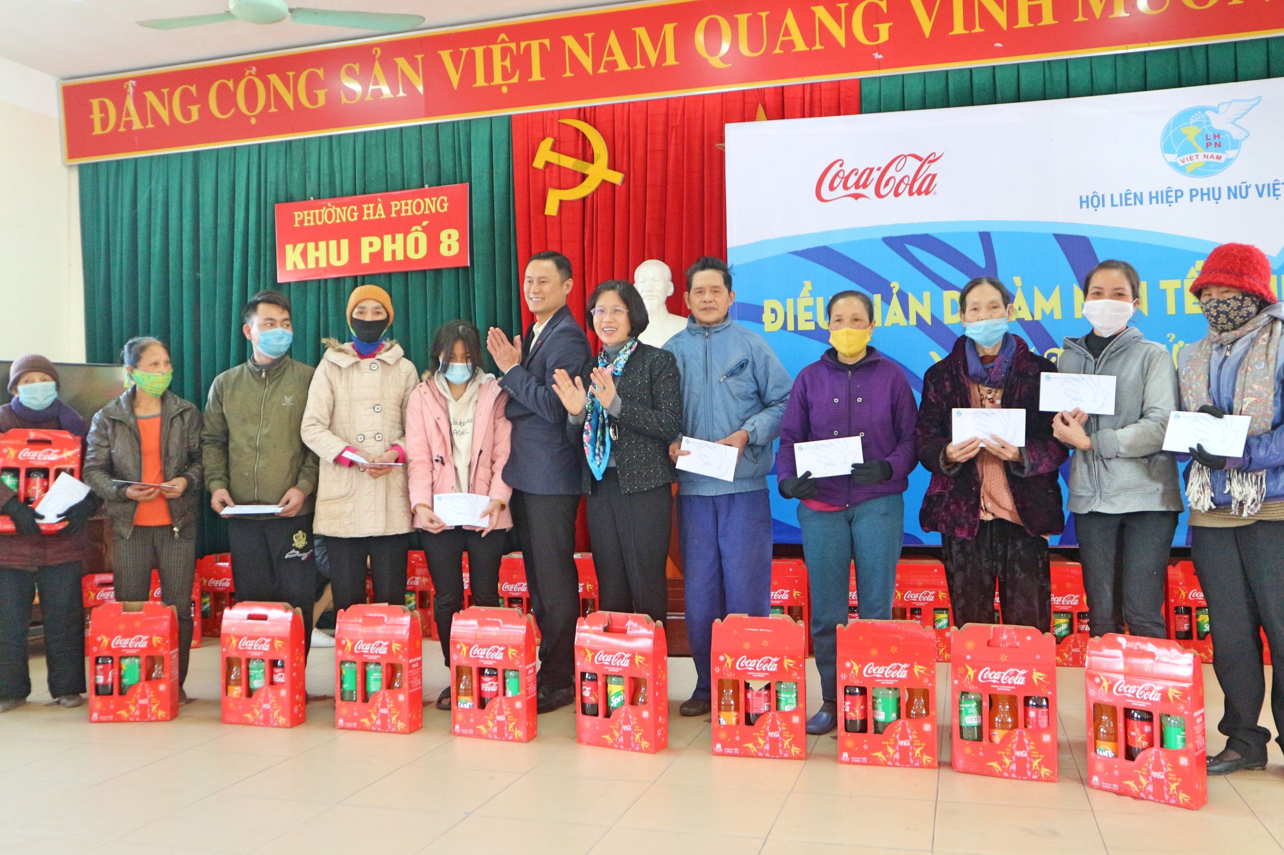 Các hộ có hoàn cảnh khó khăn nhận quà Tết của Trung ương Hội LHPN Việt Nam và Công ty TNHH Nước Giải khát Coca-Cola Việt Nam.