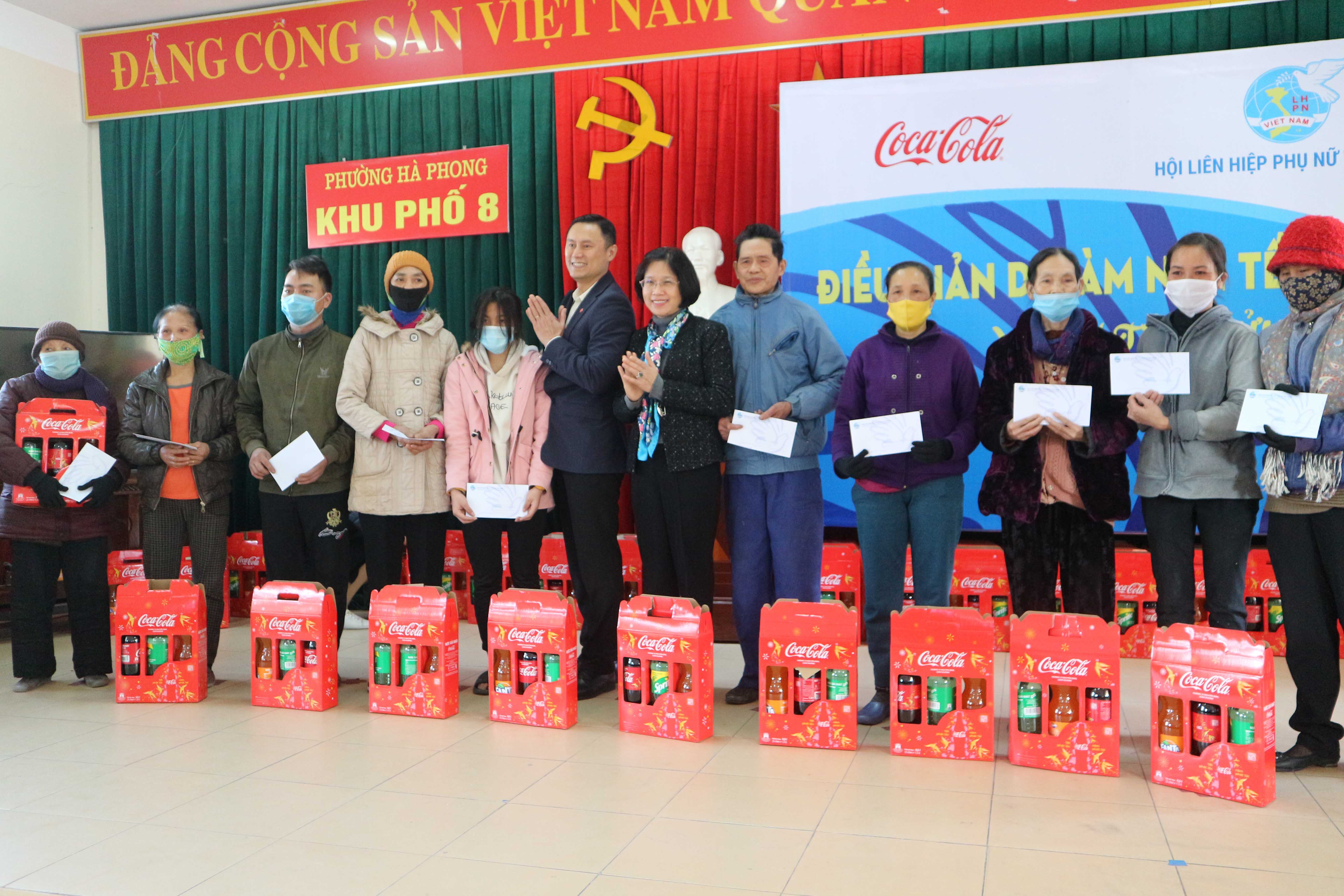 Chương trình trao quà Tết cho các hộ dân tại khu phố 8, phường Hà Phong, TP Hạ Long tổ chức ngày 18/1.