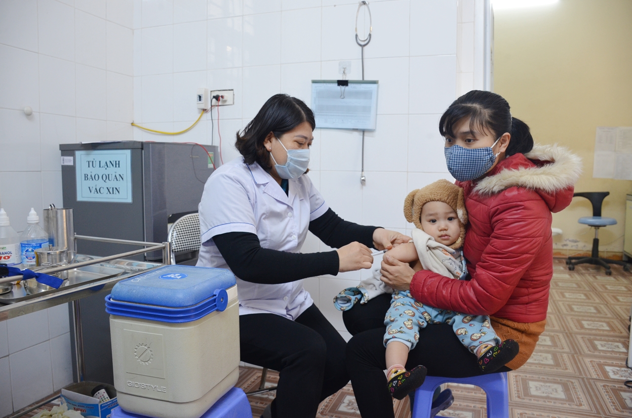 Tiêm phòng cho trẻ trong chương trình tiêm chủng mở rộng Quốc gia tại trạm y tế phường Cẩm Thành.
