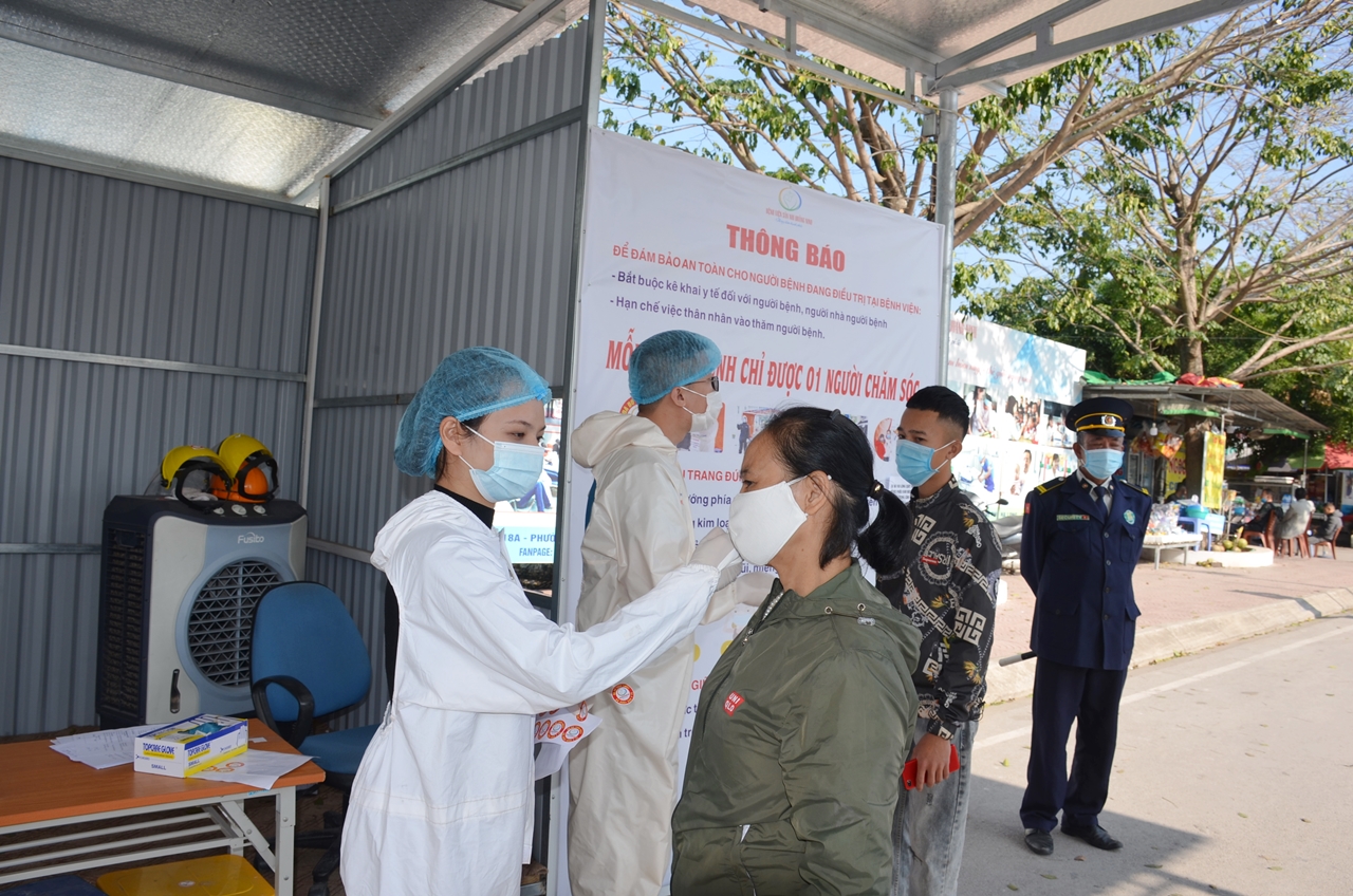Sàng lọc y tế tại Bệnh viện Sản Nhi Quảng Ninh.