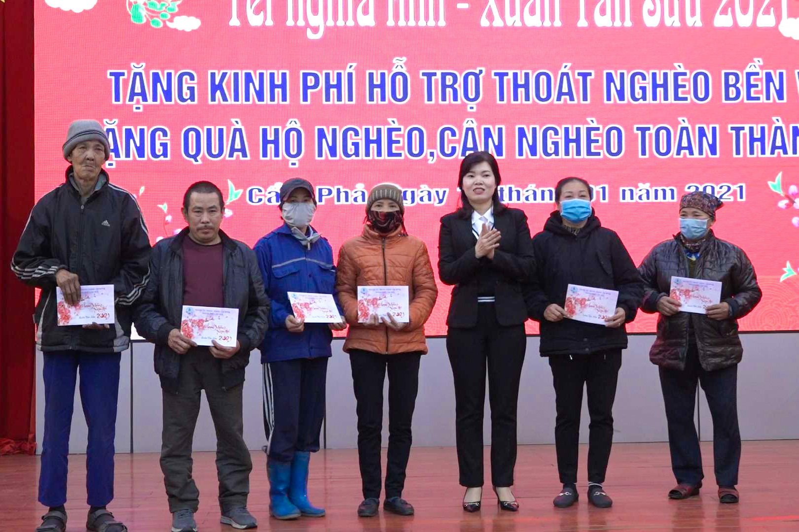 Lãnh đạo UBND, Ủy ban MTTQ TP Cẩm Phả trao quà Tết cho các hộ nghèo, cận nghèo. Ảnh: Thùy Dung (Trung tâm TT-Vh Cẩm Phả)