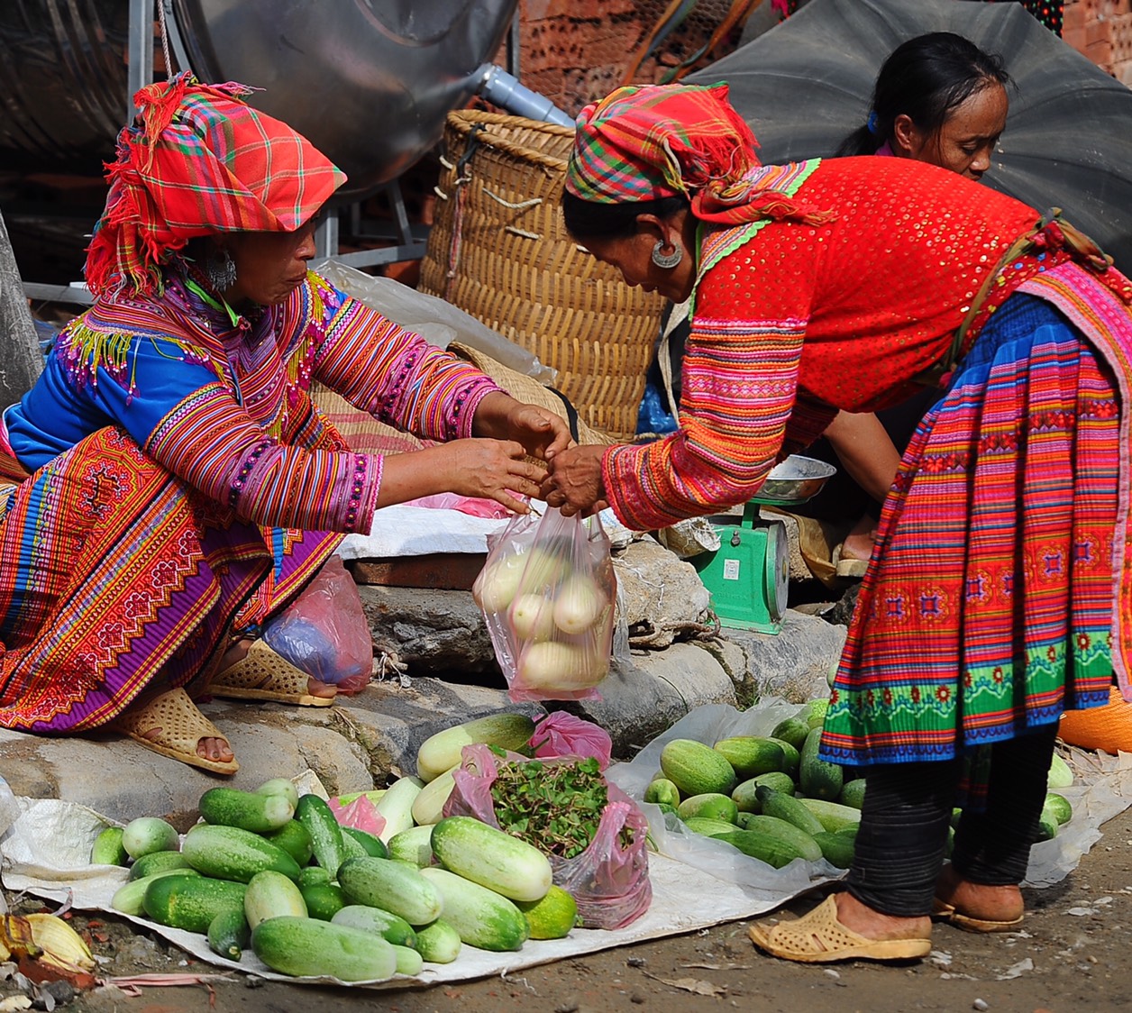 Sắc màu trang phục rực rỡ của phụ nữ người Mông tại chợ phiên Y Tý (Lào Cai).