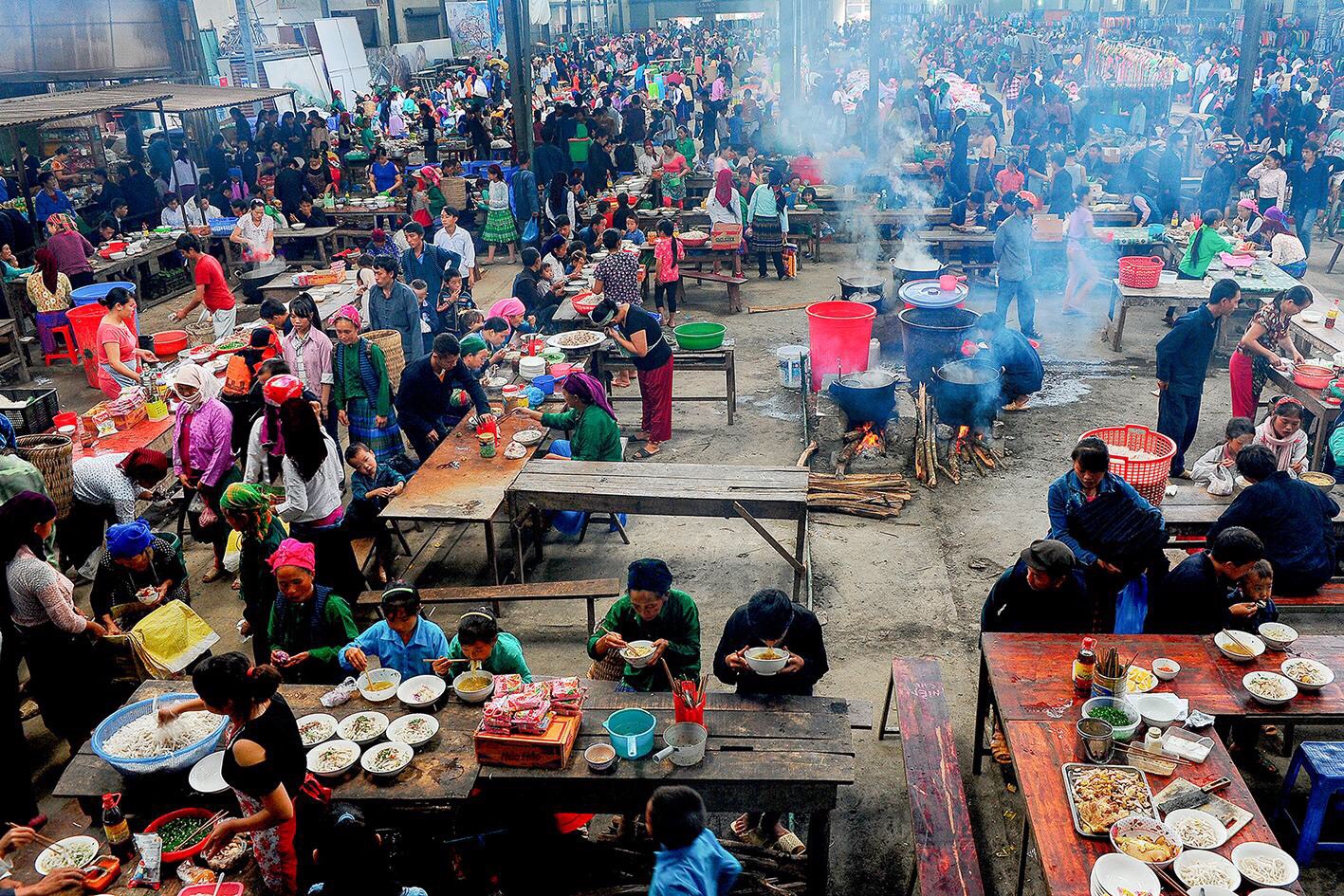 Chợ phiên Mèo Vạc (huyện Mèo Vạc, Hà Giang) họp vào chủ nhật hàng tuần. Đồng bào đến chợ ngoài mua bán hàng hoá, còn là dịp để ăn bát thắng cố