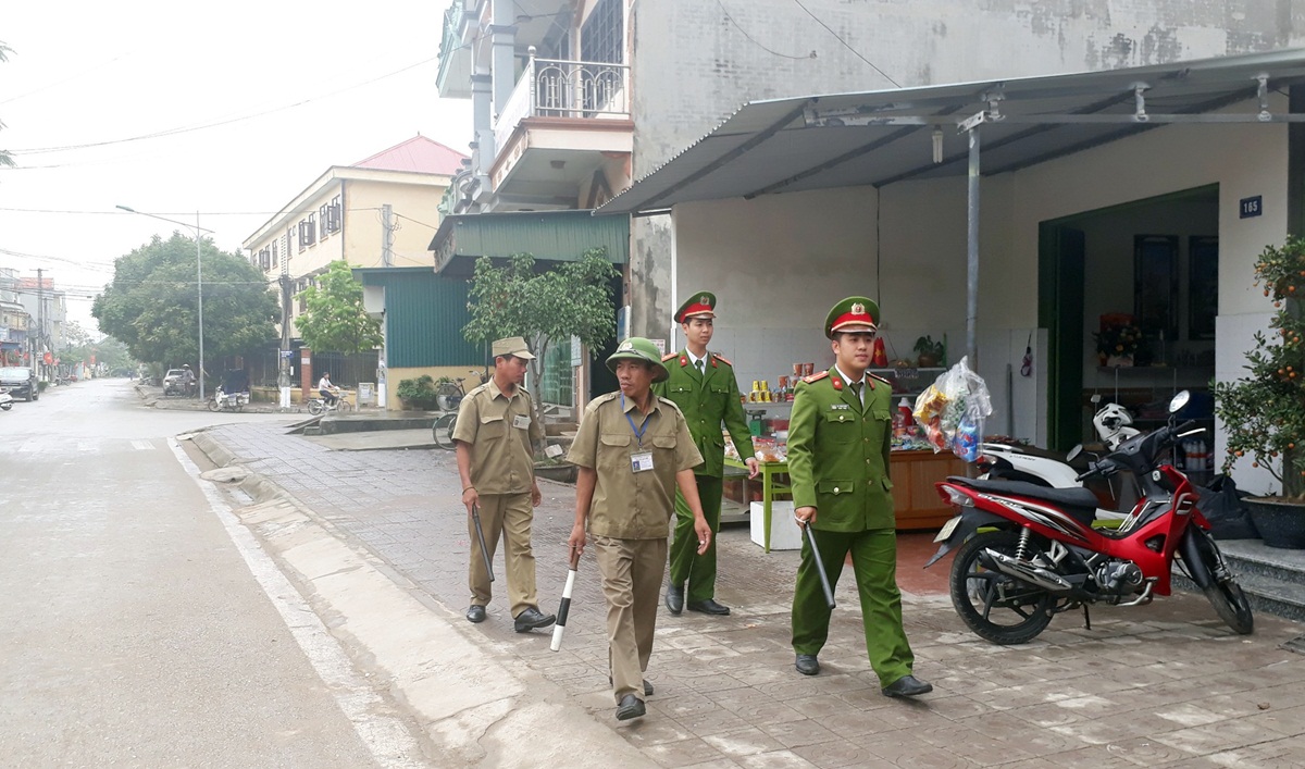 Tổ tự quản ANTT phường Yên Giang (TX Quảng Yên) cùng lực lượng Công an phường tuần tra một số tuyến phố trên địa bàn. Ảnh: Lưu linh.