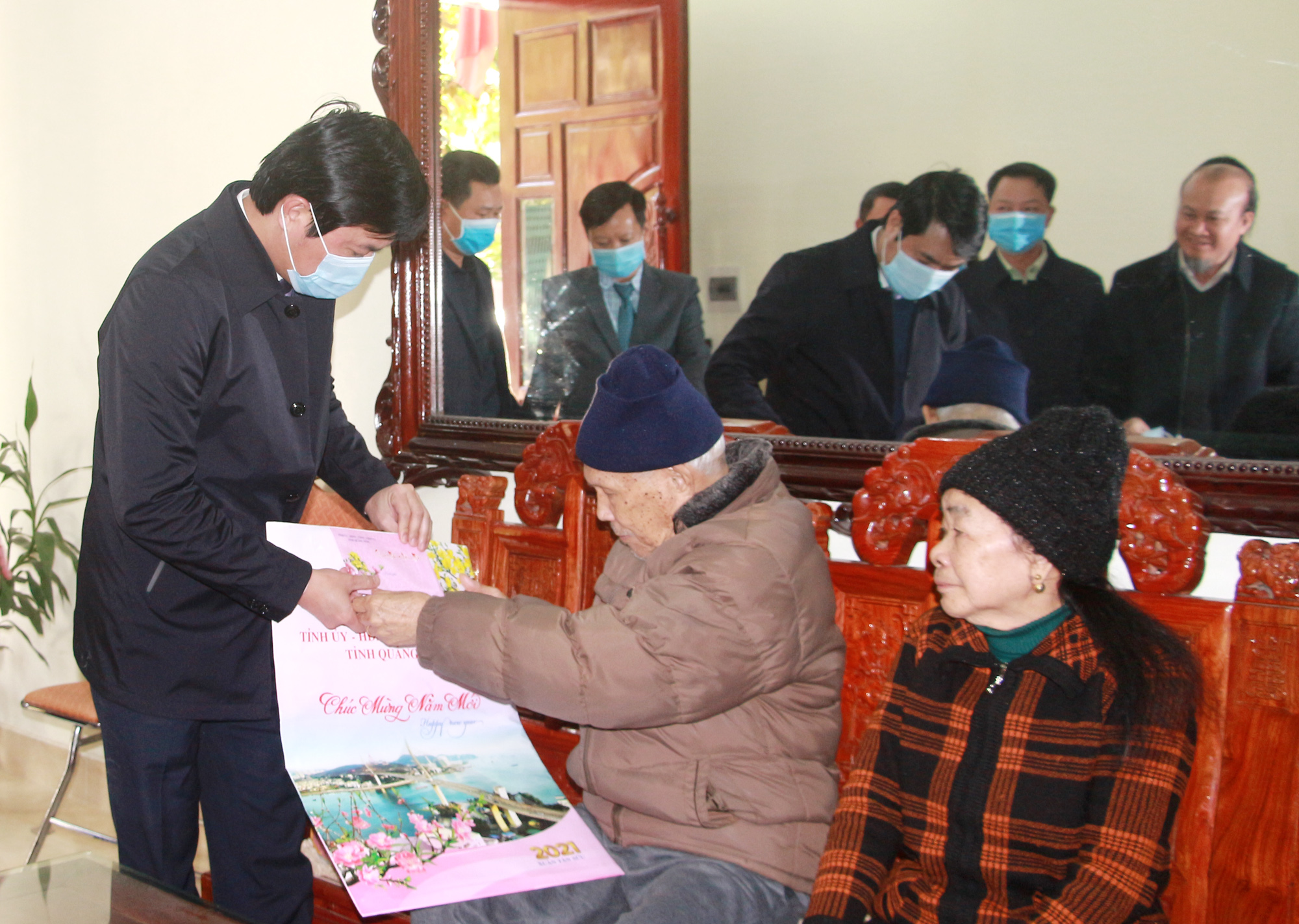 Đồng chí Nguyễn Tường Văn, Chủ tịch UBND tỉnh, tặng quà, chúc Tết hộ gia đình ông Nguyễn Văn Quyên, gia đình chính sách tại phường Hải Hòa.