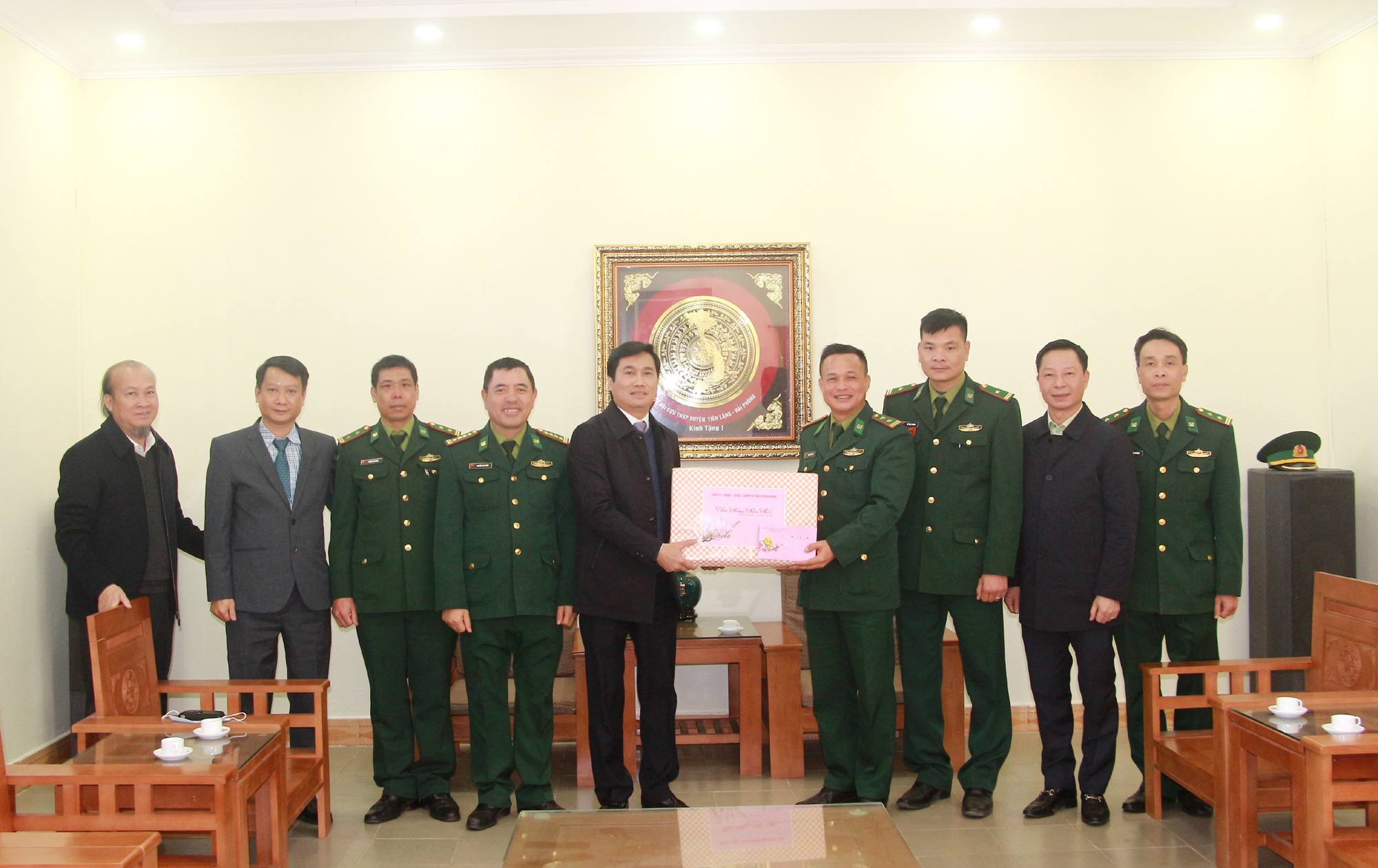 Đồng chí Nguyễn Tường Văn, Chủ tịch UBND tỉnh, tặng quà, chúc Tết cán bộ, chiến sỹ Đồn Biên phòng Pò Hèn.