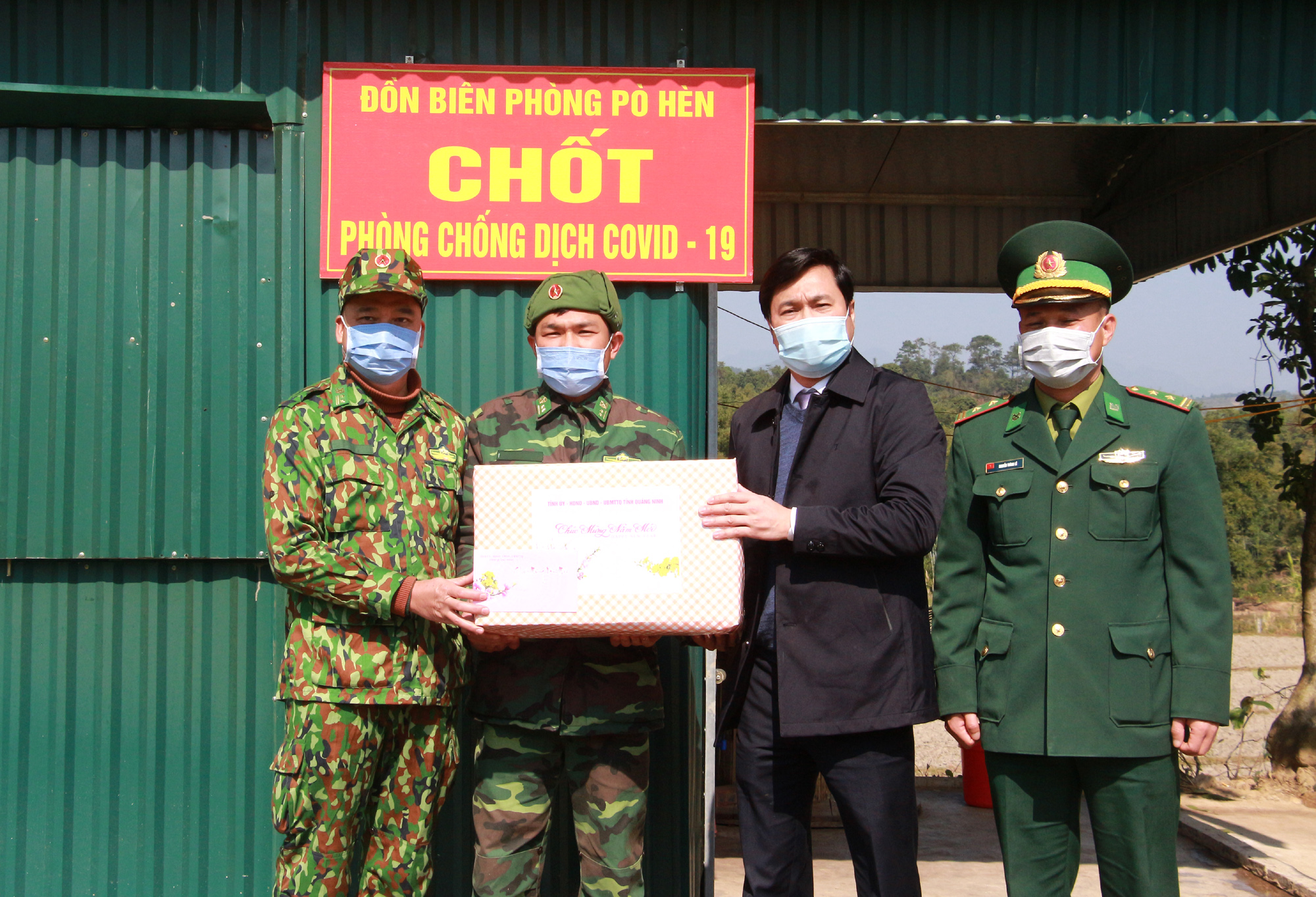 Đồng chí Nguyễn Tường Văn, Chủ tịch UBND tỉnh, tặng quà, chúc Tết cán bộ, chiến sỹ Đồn Biên phòng Pò Hèn đang tham gia trực tại các chốt phòng, chống dịch Covid-19 tại địa bàn biên giới.