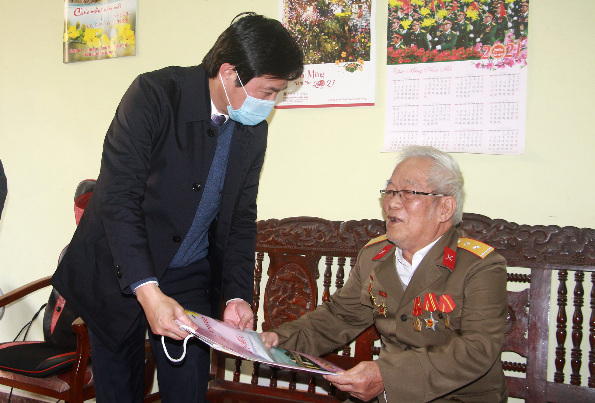 Đồng chí Nguyễn Tường Văn, Chủ tịch UBND tỉnh, tặng quà, chúc Tết hộ gia đình ông Vũ Minh Tương, thương binh hạng 4/4 tại phường Ka Long.
