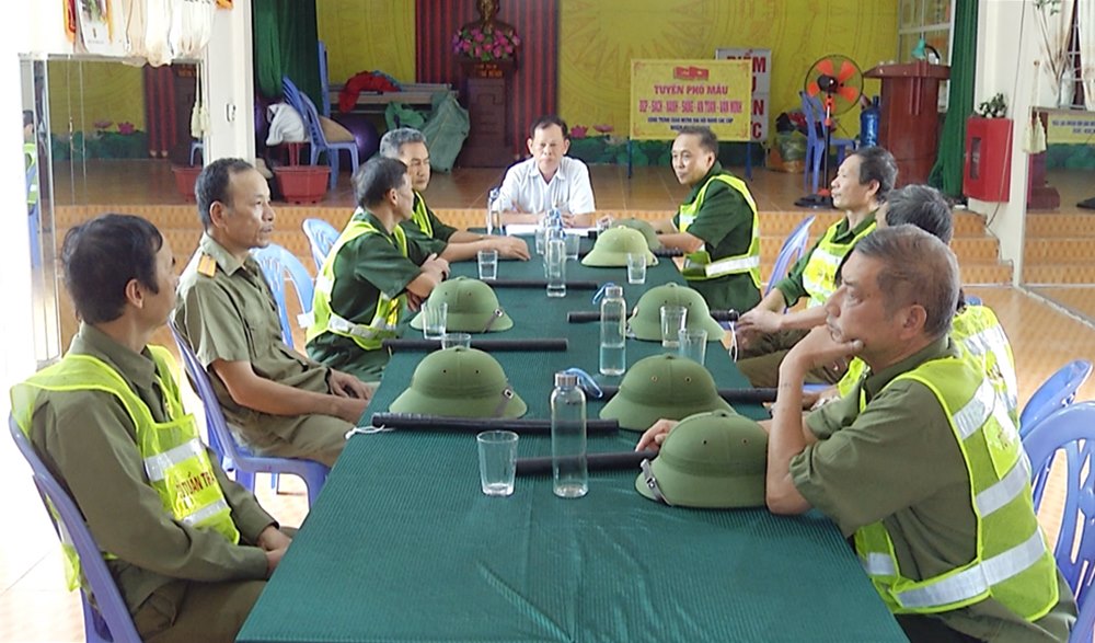 Tổ an ninh nhân dân Khu phố 6, phường Thanh Sơn (TP Uông Bí) họp đánh giá tình hình phân công nhiệm vụ cho tổ viên.