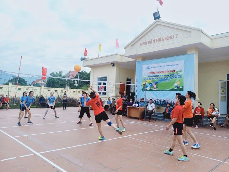 Hội LHPN phường Hoành Bồ tham gia giải bóng chuyền hơi chào mừng kỉ niệm 90 năm ngày thành lập Hội LHPN Việt Nam.