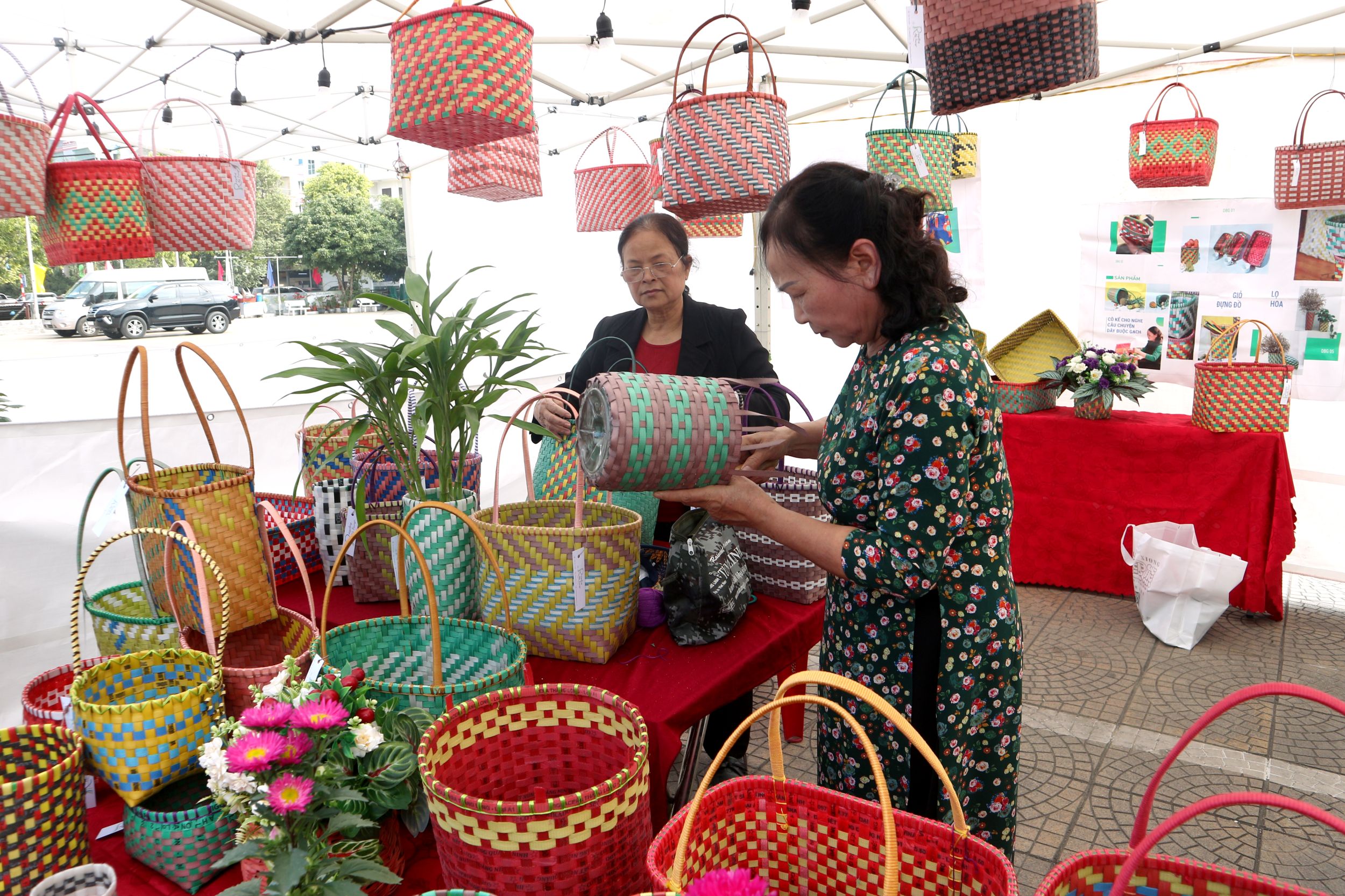 Những chiếc làn đi chợ được hội viên phụ nữ phường Hà Trung làm từ những dây buộc vật liệu xây dựng