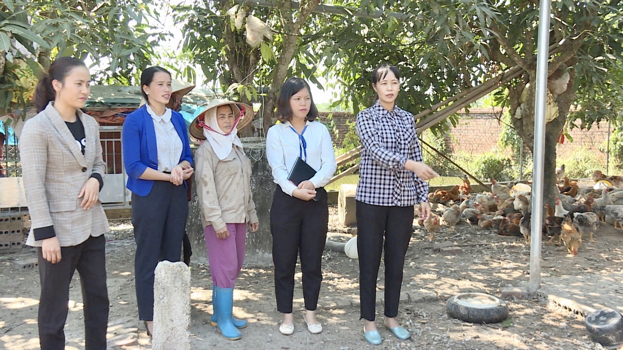 Cán bộ Hội LHPN huyện Đầm Hà tuyên truyền, vận động hội viên tham gia xây dựng sản phẩm OCOP.