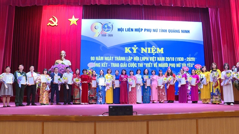 Hội LHPN tỉnh trao giải cho các tập thể, cá nhân đoạt giải Cuộc thi 