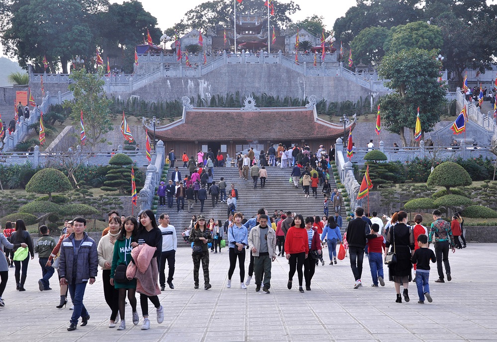 Vào dịp Tết Nguyên đán, đông đảo du khách hành hương về tham quan, vãn cảnh, dâng lễ tại đền Cửa Ông (TP Cẩm Phả). Ảnh: Phan Hằng.