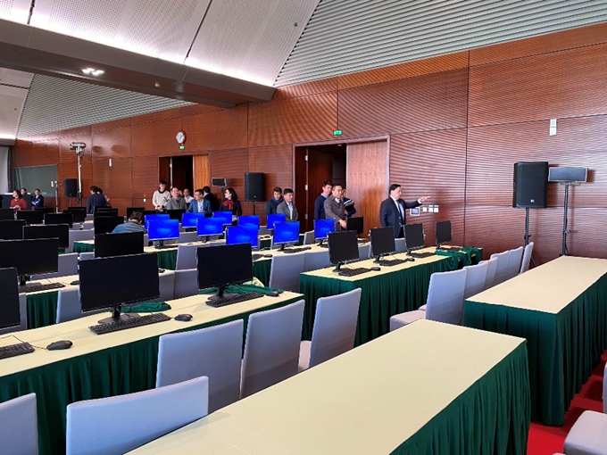 Trung tâm Báo chí trang bị các máy tính hiện đại được kết nối Internet cho các phóng viên tác nghiệp phục vụ Đại hội. Ảnh: VGP/Nguyễn Hoàng