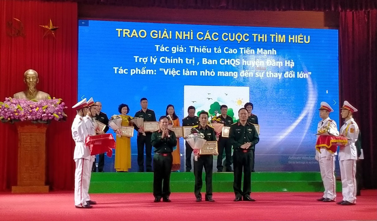 Thiếu tá Cao Tiến Mạnh (đứng, hàng đầu) nhận giải nhì cuộc thi về tìm hiểu 